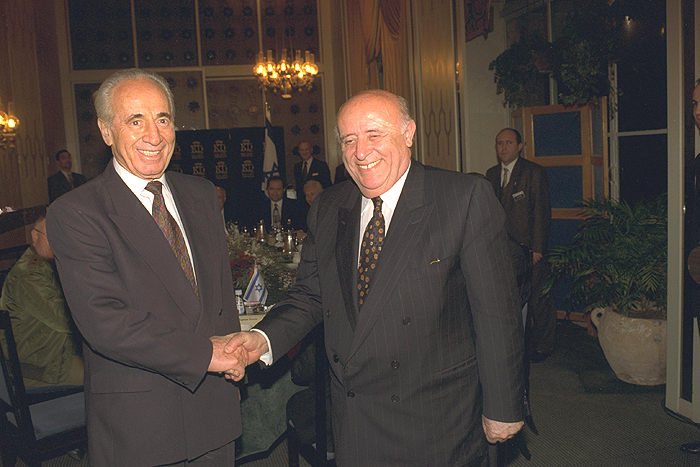سليمان ديميريل ورئيس وزراء دولة الاحتلال شيمون بيريز في فندق الملك داوود بالقدس عام 1996