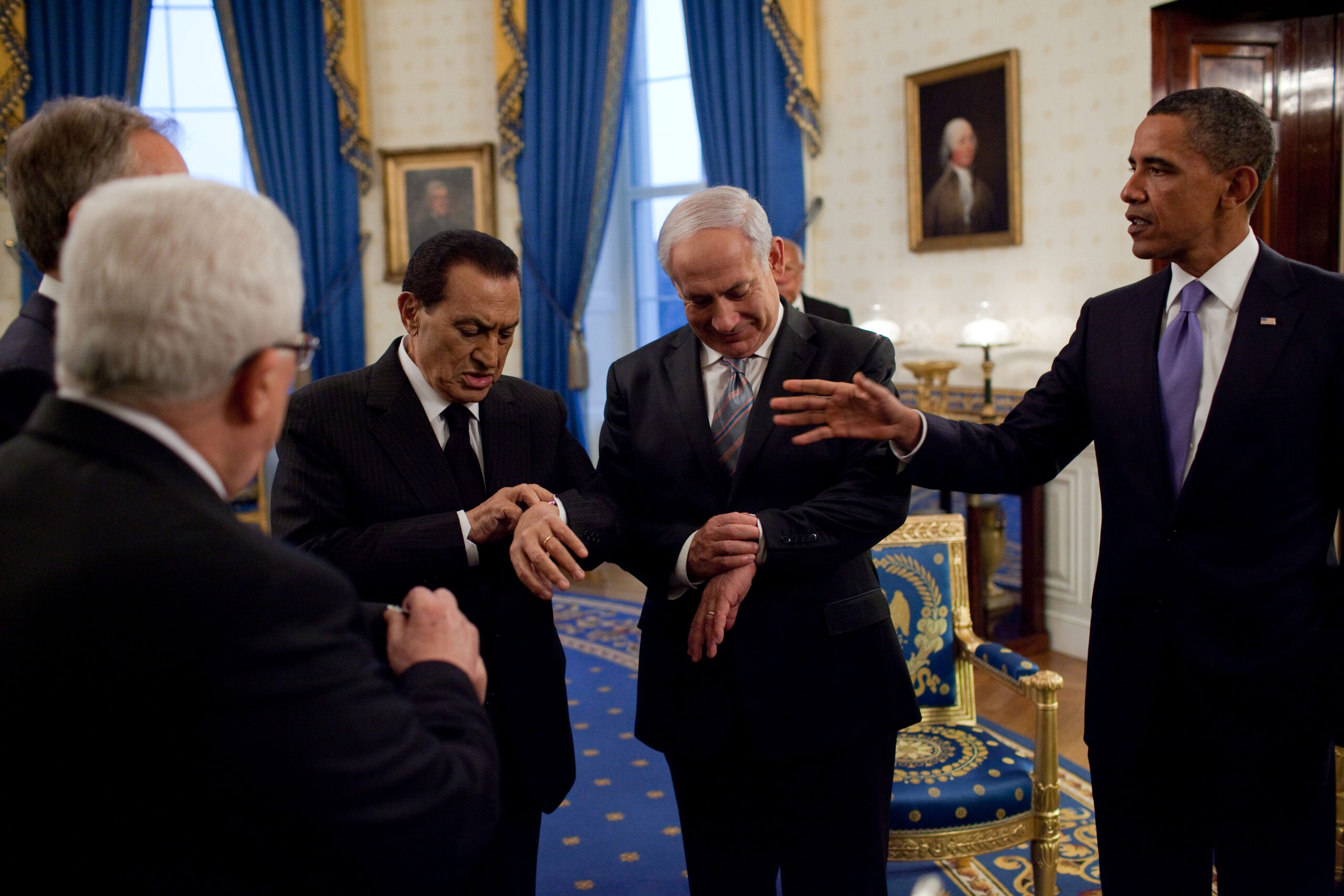 Netanyahu_and_Mubarak_checking_their_watches