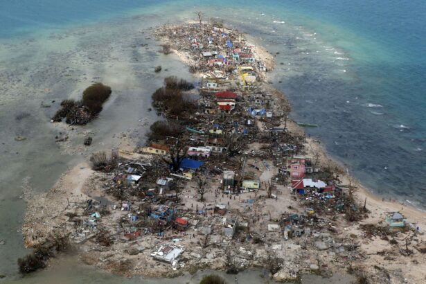 2013-11-11T100339Z_1213347565_GM1E9BB1DQH01_RTRMADP_3_PHILIPPINES-TYPHOON