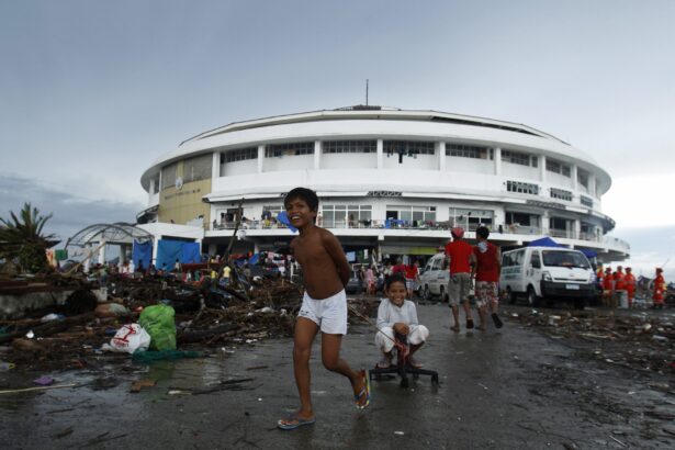 2013-11-12T112807Z_2092811428_GM1E9BC1HAJ01_RTRMADP_3_PHILIPPINES-TYPHOON