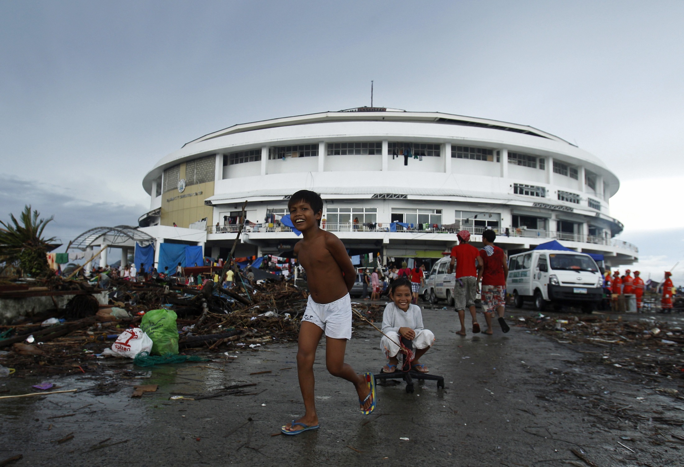 2013-11-12T112807Z_2092811428_GM1E9BC1HAJ01_RTRMADP_3_PHILIPPINES-TYPHOON