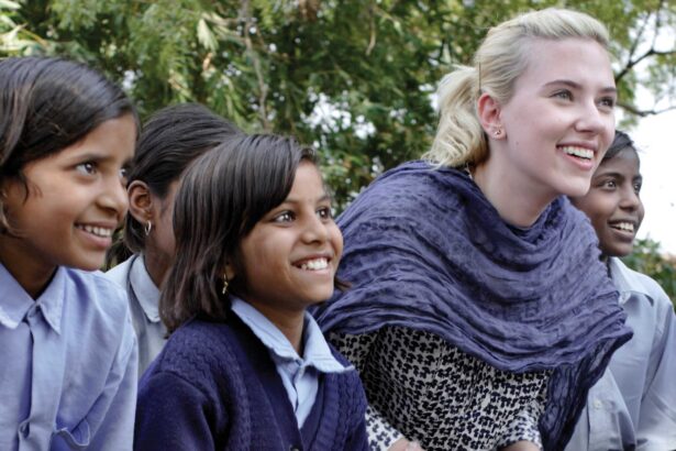 scarlett-johansson-school-children-india-oxfam-ogb-45121