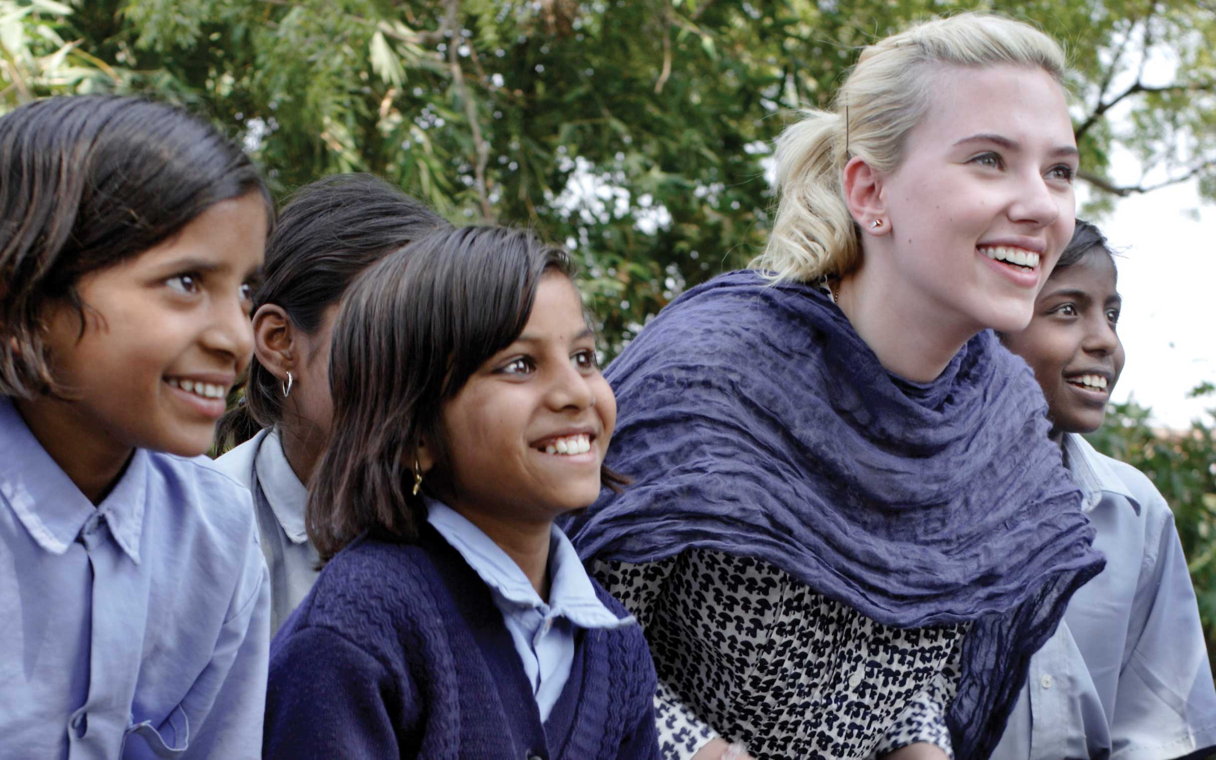 scarlett-johansson-school-children-india-oxfam-ogb-45121