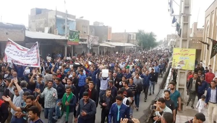 تصاعد وتيرة الاحتجاجات في مختلف المدن الإيرانية