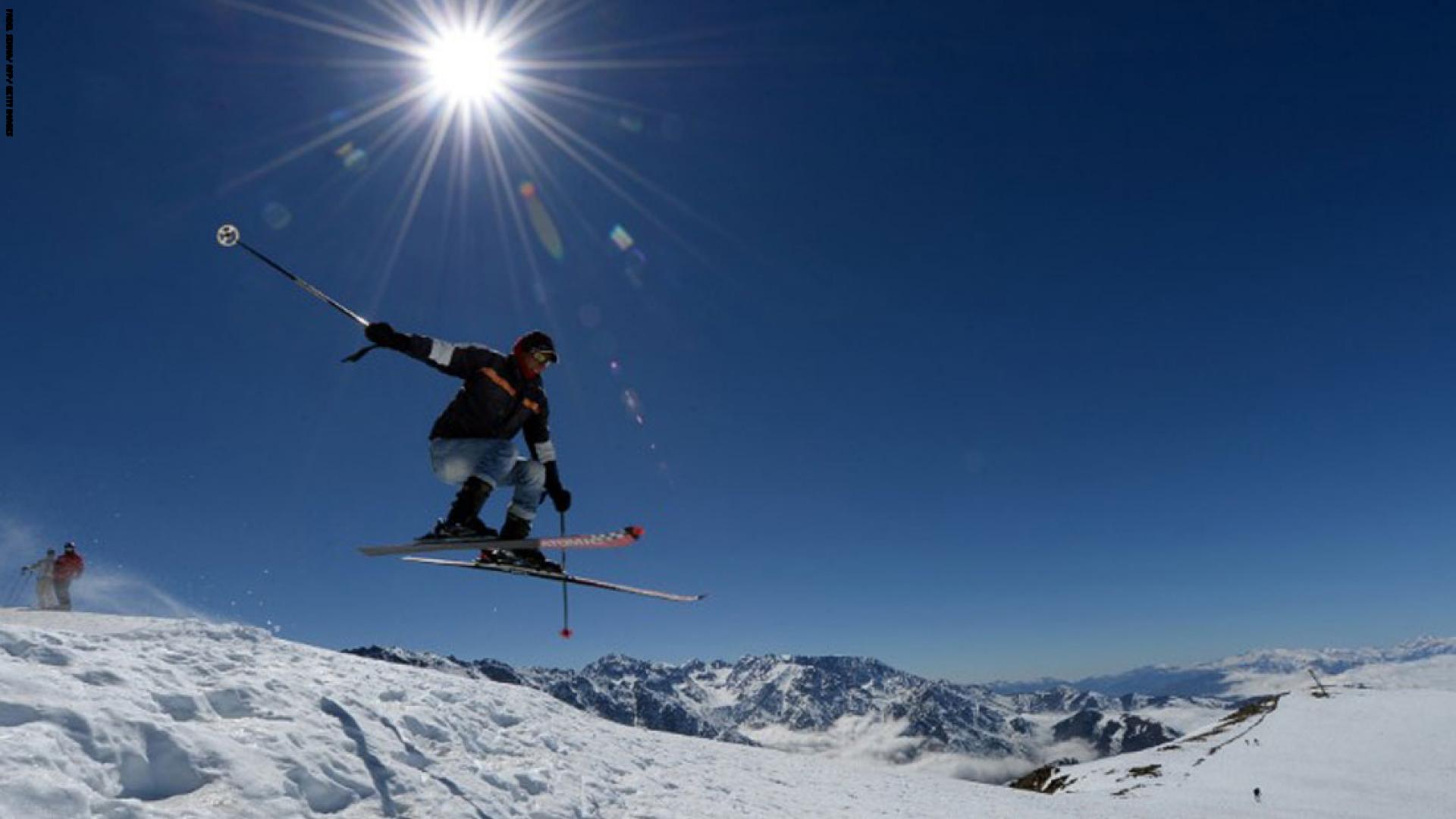 يمنح الثلج فرصة لمحبي التزلج للتمتع بفصل الشتاء