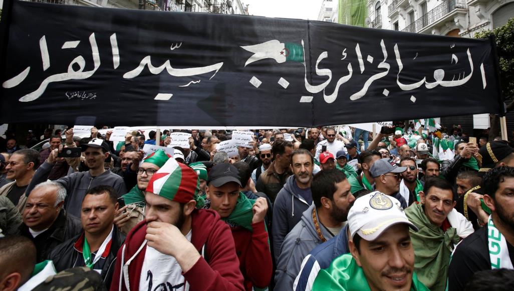 يصرّ جزائريون على رحيل رموز نظام بوتفليقة