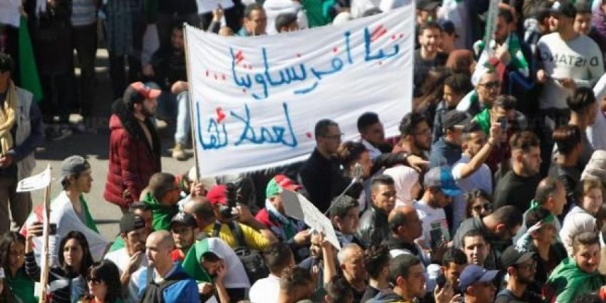 شعارات مناهظة لفرنسا في احتجاجات الجزائر