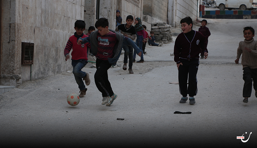 لعبة كرة قدم للأطفال في أحد أزقة مدينة الباب