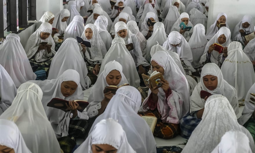  صورة لطلاب من مدرسة داخلية إسلامية يحضرون تلاوة القرآن خلال شهر رمضان