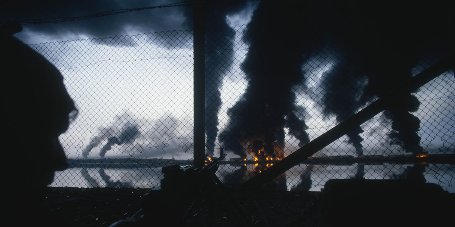  صورة لمصفاة نفط إيرانية  وهي تحترق خلال الحرب التي دارت بين إيران والعراق خلال شهر أيلول/ سبتمبر 1980.