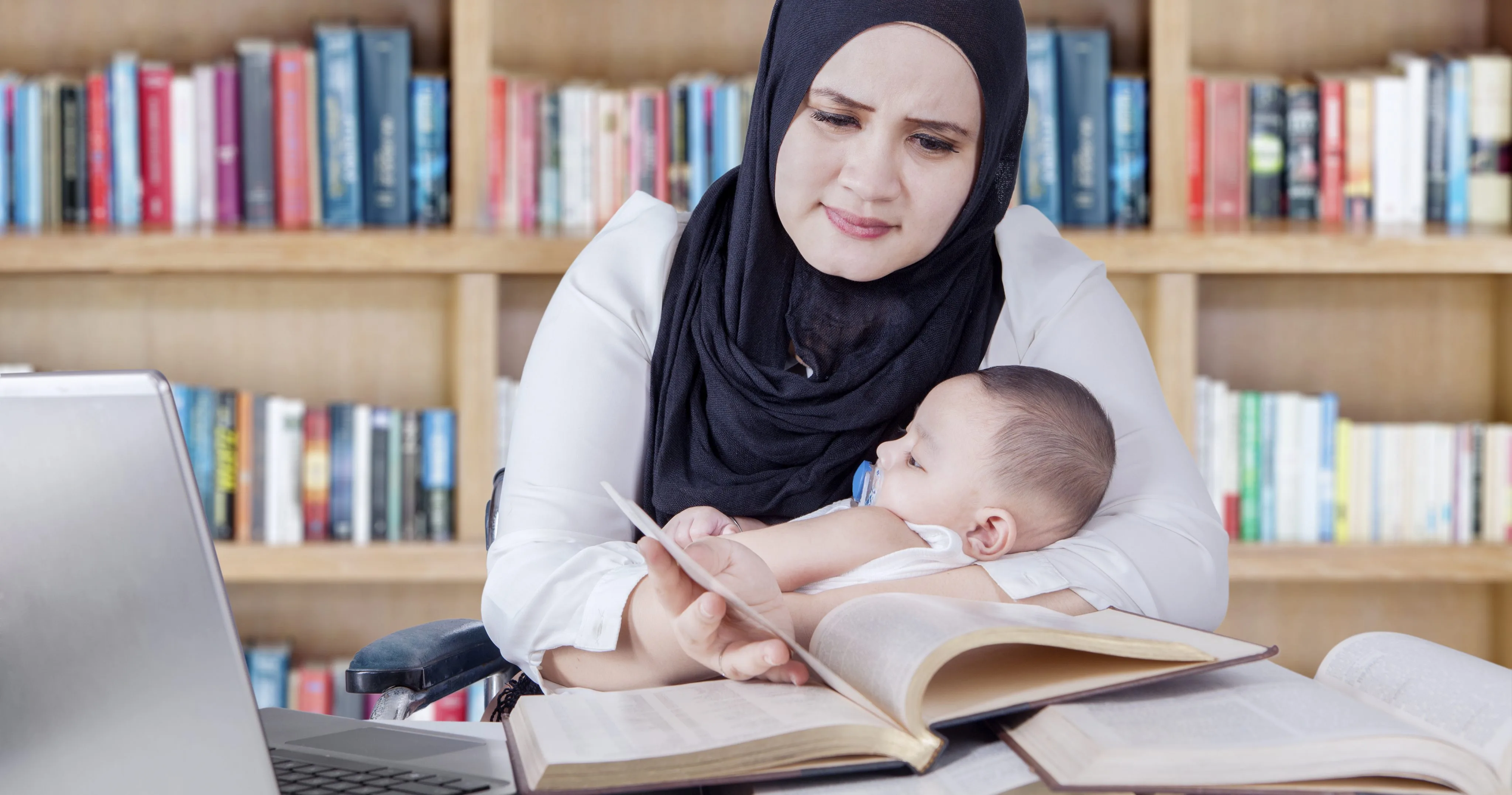 Woman-with-baby-reading-books