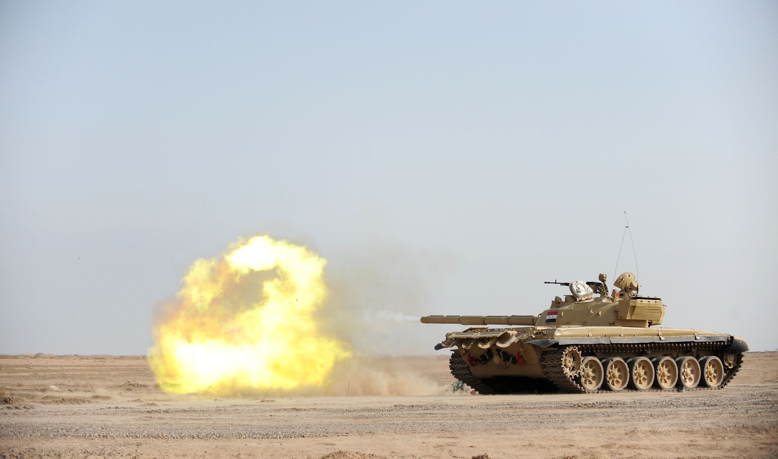 الجيش العراقي T-72 دبابة ينفذ تدريبات بالذخيرة الحية في ميدان بسماية بغداد، 28 أكتوبر 2008.