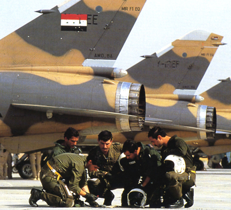 طيارون عراقيون يستعدون لضرب أهداف إيرانية جديدة خلال الحرب العراقية الإيرانية وتظهر خلفهم طائرات الميراج إف