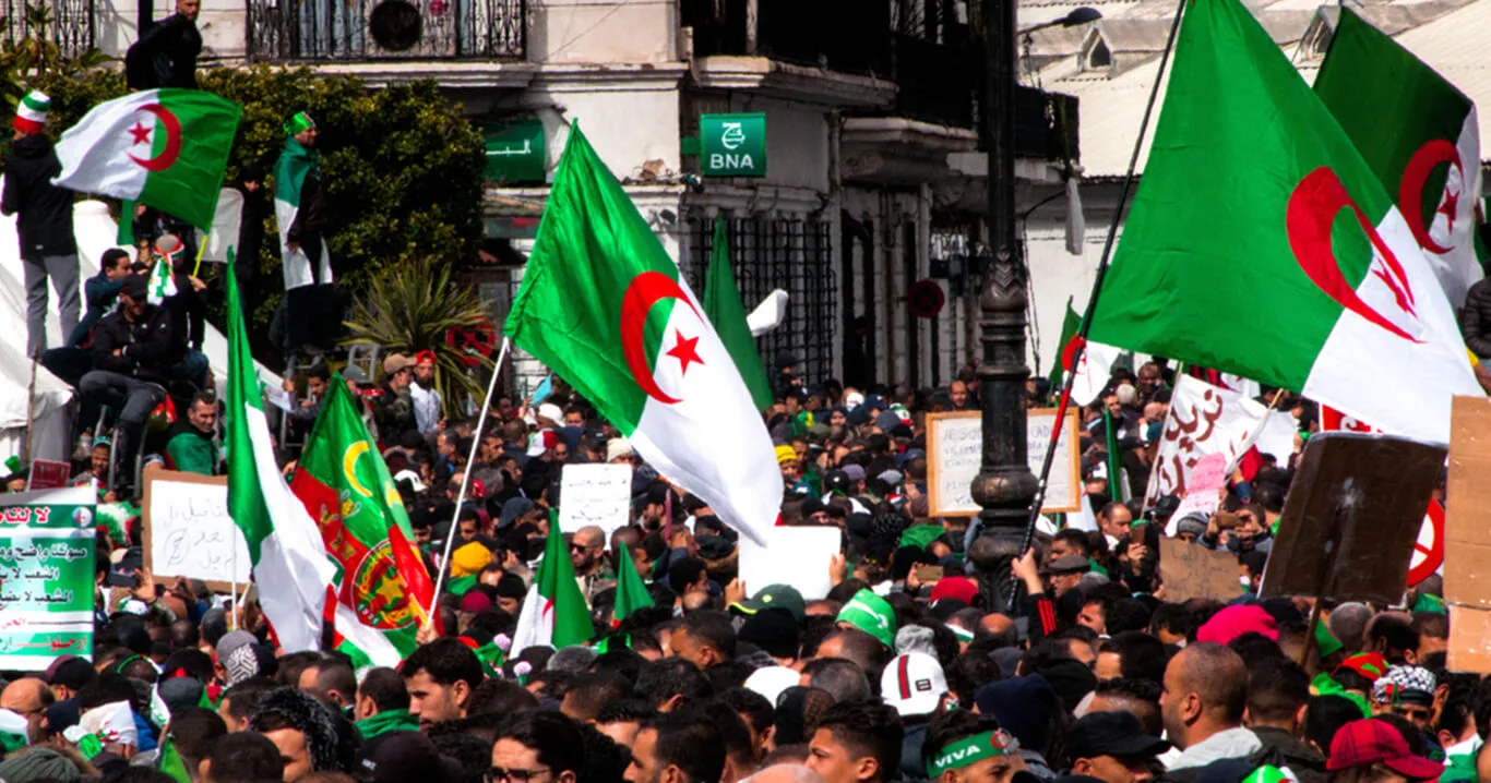 يسعى النظام للسيطرة على الحراك