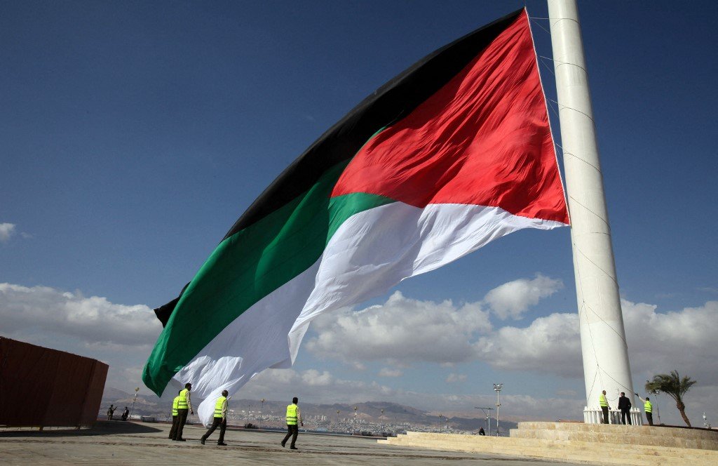 علم أردني عملاق يرفع خلال احتفال في ميناء العقبة في سنة 2016