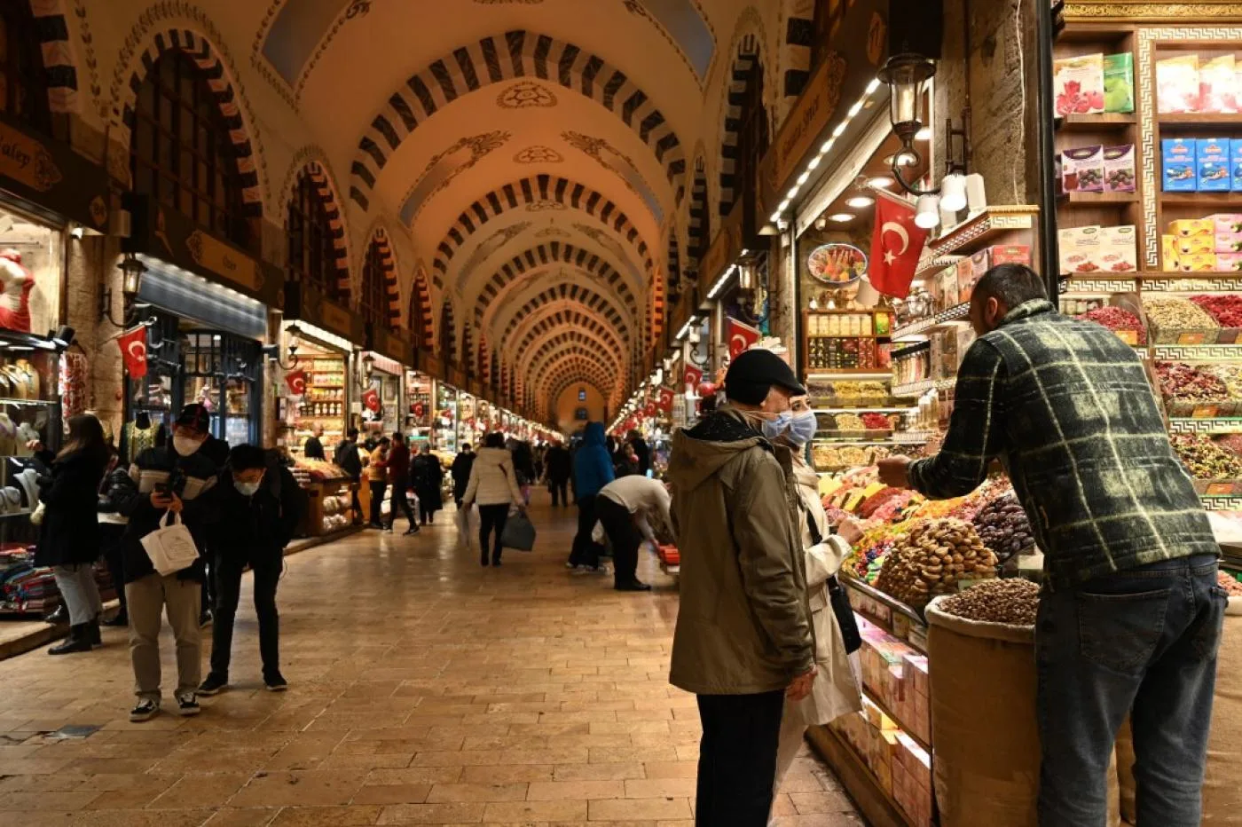 سياح يتسوقون في بازار التوابل بمنطقة إمينونو في إسطنبول، في 16 كانون الأول/ ديسمبر 2021.