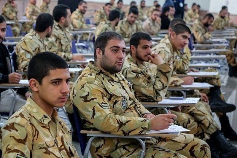 تقدم الحكومة الإيرانية جائزة الخدمة العسكرية للجنود الشباب لدفعهم إلى الزواج 