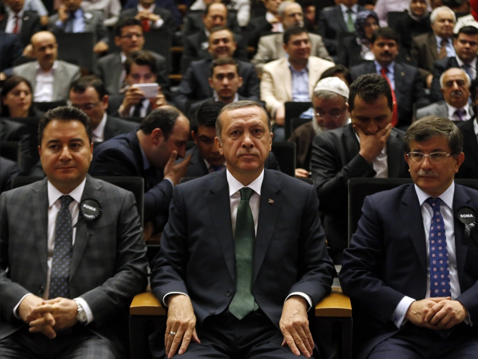 أردوغان يتوسط أحمد داوود أوغلو وعلي باباجان الذين انشقا عنه وأسس كل منهما حزبًا