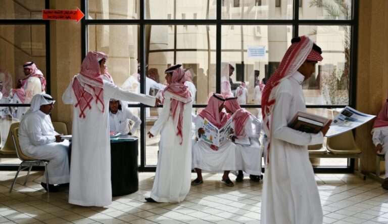 سباق الجامعات.. كيف تمكّن السعوديون من شراء المكانة الأكاديمية بالمال؟