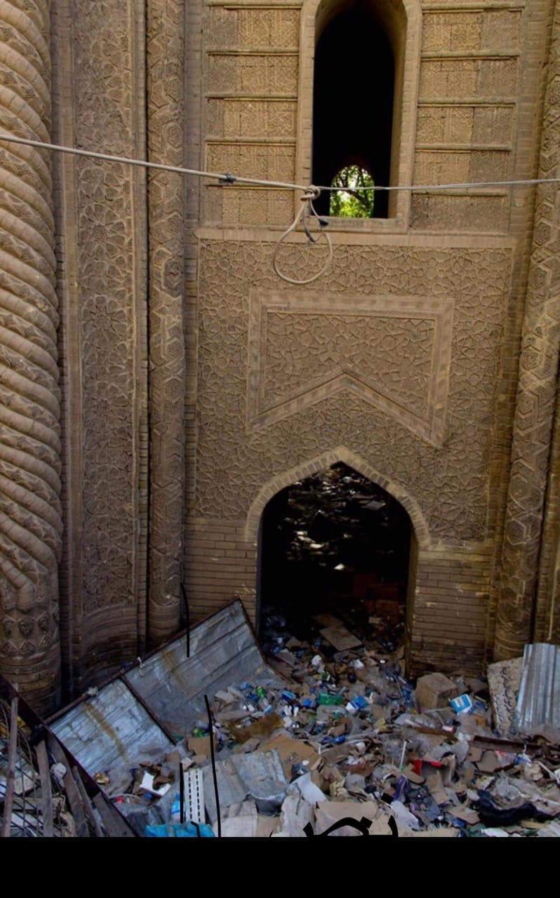 مدخل جامع مرجان التاريخي في وسط بغداد وقد تحول لمكب للنفايات!