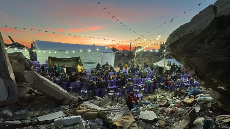 رمضان غزة.. طوابير ومعلبات وأذان قبل الوقت من مُسيّرات الاحتلال